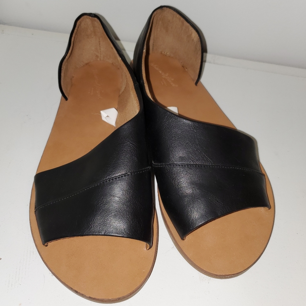 Black Universal Thread flats
